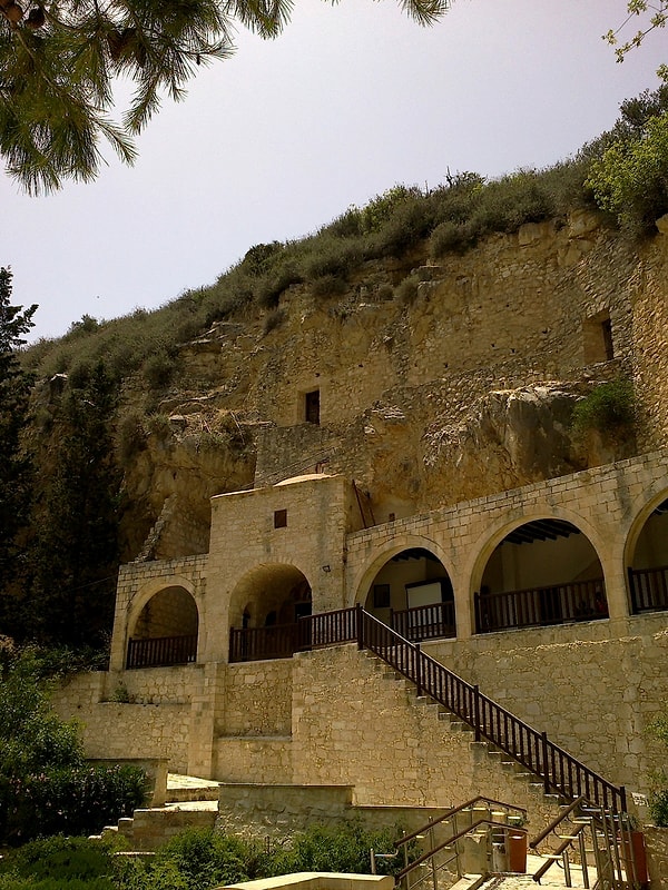 Neophytos 1159'da mevcut bir mağarayı genişleterek hücresini oluşturdu