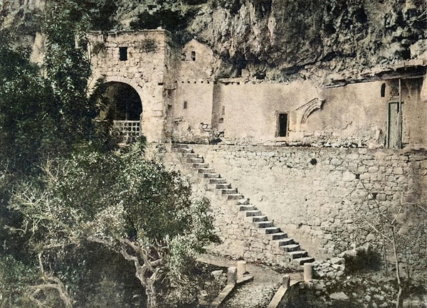 Artan ziyaretçi sayısı Neophytos'u ikinci bir mağara oymaya yöneltti