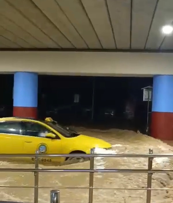 Trabzon Havalimanı otoparkı göle döndü.