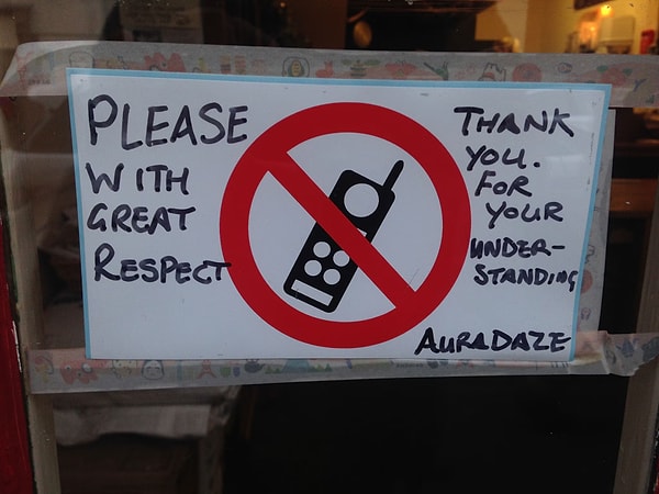 Telefonlar kilitli kılıflara konuyor, anahtarlar sadece çalışanlarda.