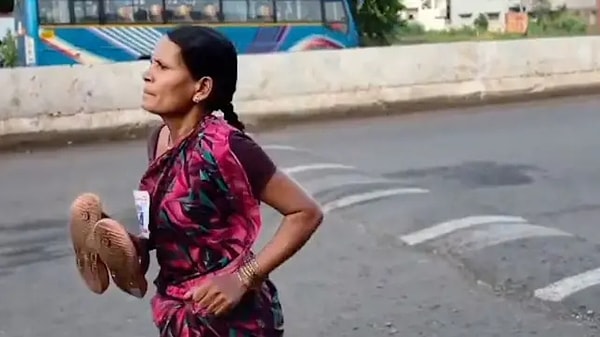 Hindistan'da yaşayan 47 yaşındaki Ramabai Ranveer, kızlarının eğitim masraflarına katkı sağlamak için katıldığı 3 kilometrelik koşuyu birinci tamamladı.