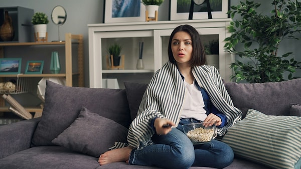 Televizyon gibi pasif dikkat dağıtıcılar yemek sırasında alınan kaloriyi belirgin şekilde artırıyor.