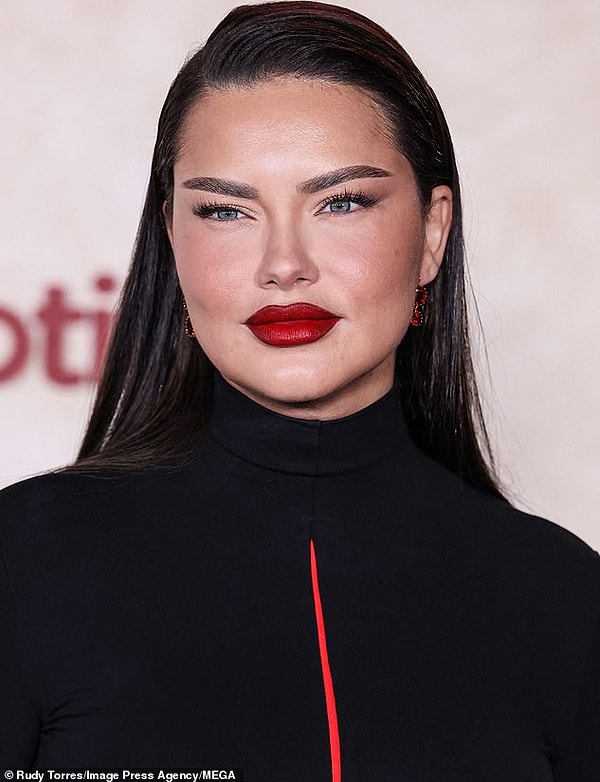 Üçüncü çocuğunu dünyaya getirdikten sonra aldığı kilolarla gündeme gelen Adriana Lima, son birkaç yılda görünümündeki radikal değişimlerle epey konuşuldu.