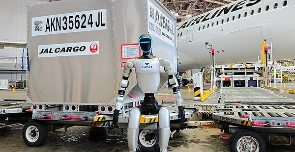 GMO'nun robotları, bu yılın başında Haneda Havalimanı'nda yer ekiplerine yük taşımada destek vermişti.