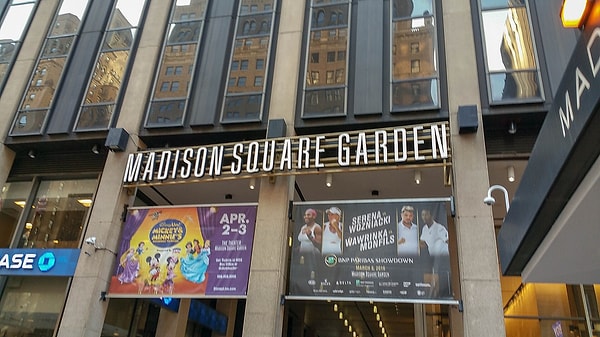 Madison Square Garden Önünde Bedava Dağıttı, İşler Oradan Sonra Değişti