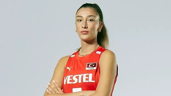 Hande Baladın, Fenerbahçe forması giyen ve milli takımın vazgeçilmezi olan başarılı bir smaçör olarak biliniyor.