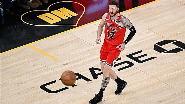 Onuralp Bitim ise NBA'de forma giyen ve Fenerbahçe Beko'da mücadele eden milli bir basketbolcu.