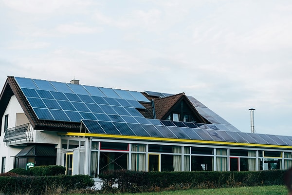 Düzenleme, evinde güneş paneli olup şebekeden de elektrik çeken haneleri hedefliyor.