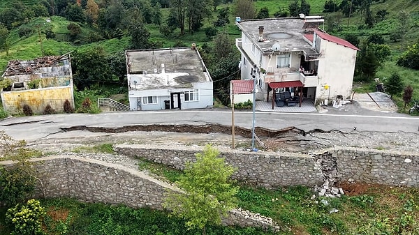 "Aşırı yağış nedeniyle yolun ortası aşağıya doğru çöktü."