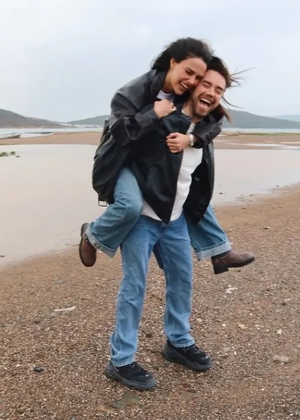 Murat Dalkılıç ise yaklaşık 1,5 yıldır oyuncu Özgü Kaya ile birlikte mutlu bir aşka yelken açtı.