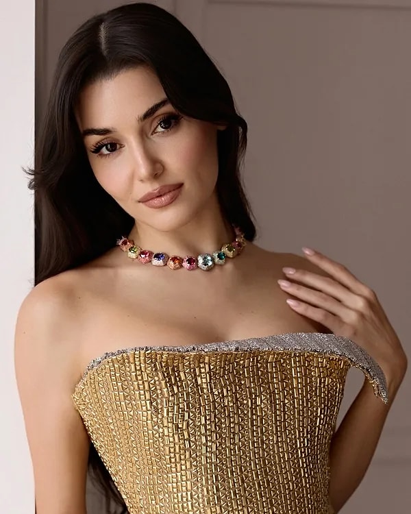 Hande Erçel’i yıllardır ekranlarda izliyoruz ama attığı her adımın konuşulmasına hâlâ şaşırmıyoruz.