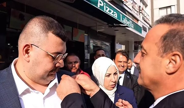 Ağıralioğlu, Bolu'daki il başkanlığı açılışında MasterChef Eray Aksungur'a partinin rozetini kendi elleriyle taktı.