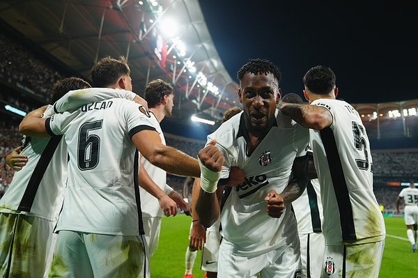 Beşiktaş, Marsilya'yı 4-1 Yendiği Gecede Forma Sırtında Tera Yazısı Yerine Oyuncu İsimlerini Taşıdı
