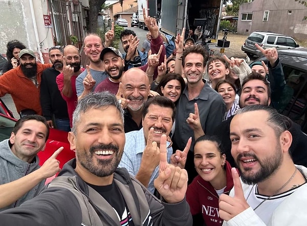 İşte Altı Üstü İstanbul setinden gelen reyting kutlama karesi: