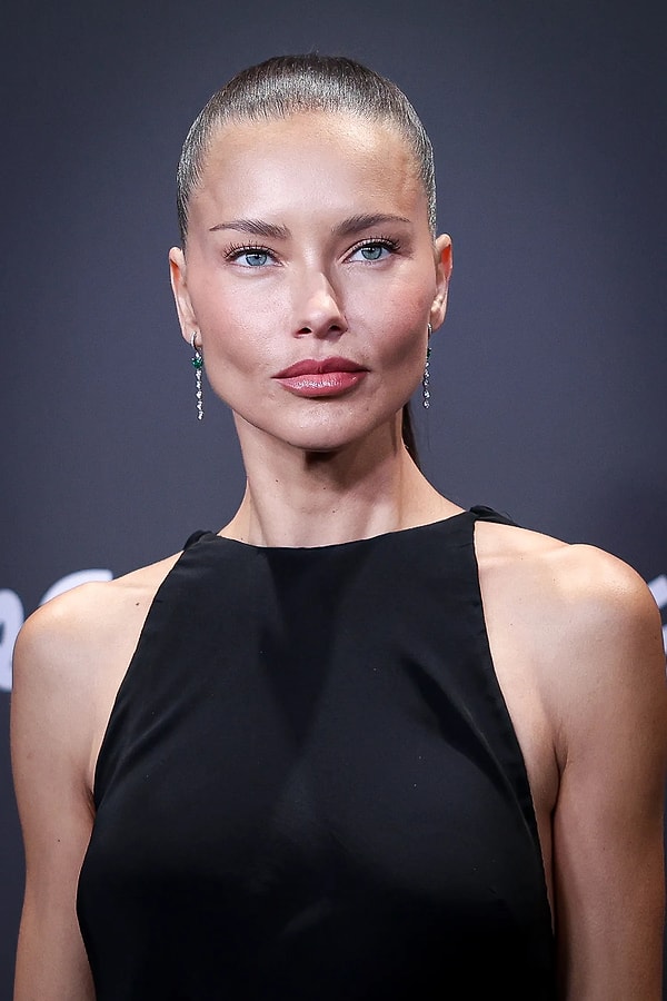 Adriana Lima’nın her yeni fotoğrafı, beraberinde aynı tartışmayı getiriyor.