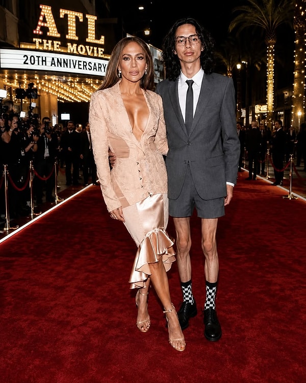 Jennifer Lopez'in 18 yaşındaki oğlu Max'le birkaç ay önce galada verdiği poz gündem oldu. Fakat fotoğraflarda gözler kısa sürede Max'in aşırı zayıf görünümüne kaydı.
