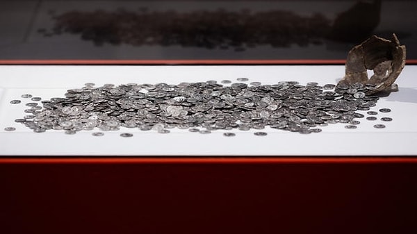 Eyalet arkeoloğu Erich Classen'a göre sebep basitti: O zamanlar bankalar yoktu.