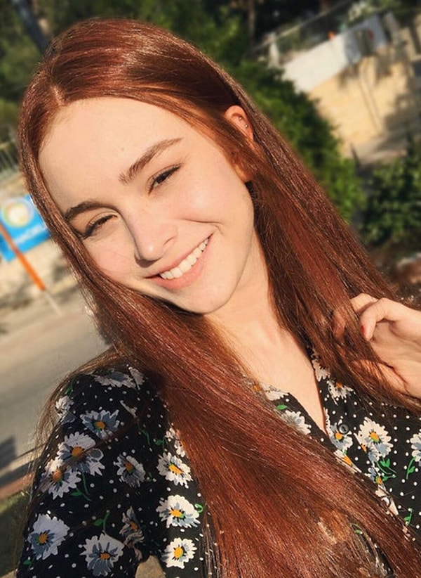 Asena Keskinci, Bez Bebek'in Yağmur'u olarak tanındıktan yıllar sonra Kızılcık Şerbeti'nin yeni Çimen'i oldu.
