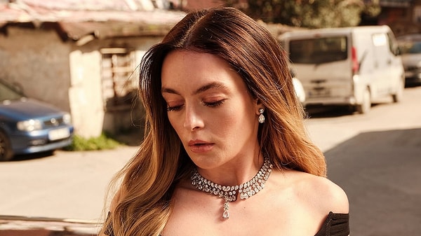 Melis Sezen, Hayat Bazen Tatlıdır ile başladığı kariyerinde Sadakatsiz'in Derin'iyle geniş kitlelere ulaştı.