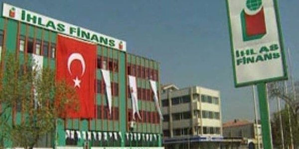İhlas Finans'ın kapısı 10 Şubat 2001'de BDDK kararıyla kilitlendi. Mudilere devlet güvencesi olmadığı söylendi.