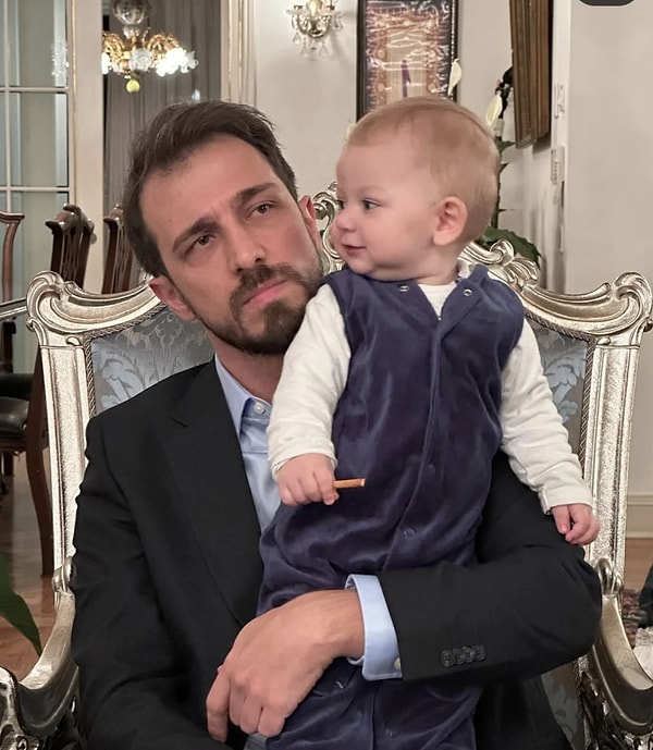 Kızılcık Şerbeti'nde dört sezon boyunca Mustafa karakterine hayat veren Emrah Altıntoprak, yeni projesiyle ekranlara dönmeye hazırlanıyor.