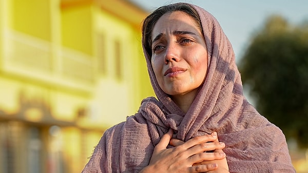 Özge Özacar, Görkem rolüyle geniş kitlelere ulaşmadan önce birçok dizi ve filmde rol aldı.