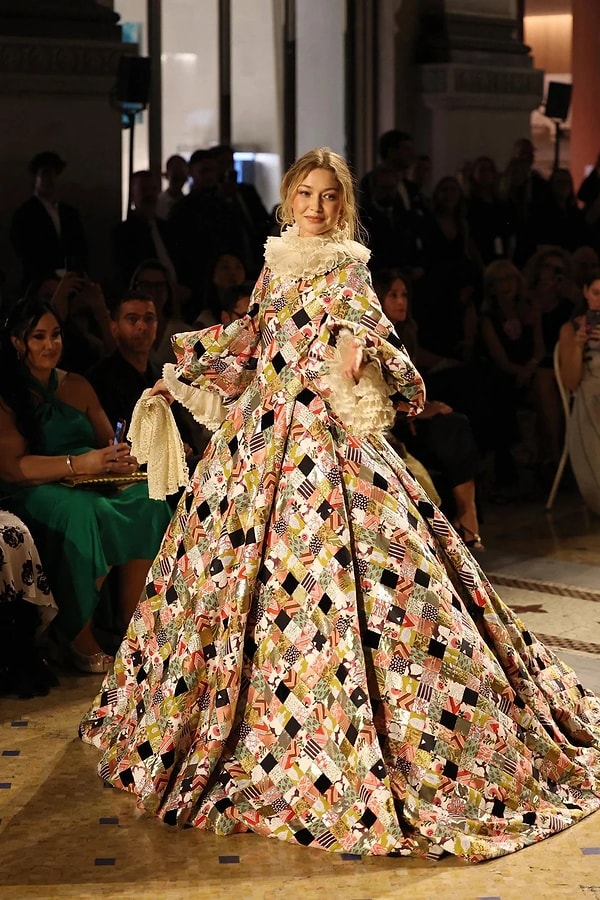 Gigi Hadid, 22 Eylül'de Milano'da düzenlenen Vogue World'ün açılışını yaptı. Bu yıl gecenin merkezinde ise "el emeği" vardı.