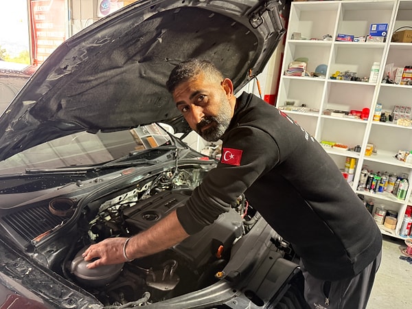 İstanbul Büyükçekmece’de oto tamirciliği yapan 43 yaşındaki İbrahim Yılmaz, tatil amacıyla gittiği Adana’dan dönüş yolundayken otobanda hararet uyarısı aldı.