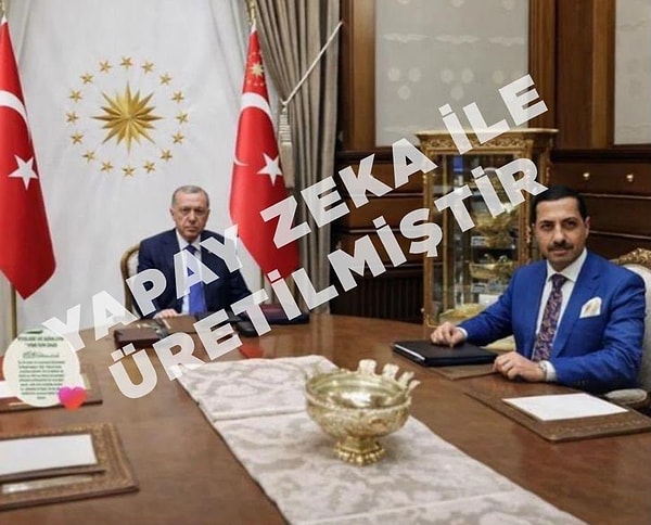 Paylaşımlardan birinde Çakmak, Cumhurbaşkanı Erdoğan'la makam odasında karşılıklı oturup görüşme yapıyormuş gibi görünüyordu.