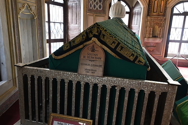 Medine'de Peygamber Mescidi'nin 12 sütununda hâlâ III. Selim'in beyitleri yazılı