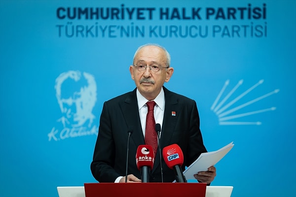 Kılıçdaroğlu istifa metnindeki tek bir cümleye sarıldı, Ankara'da ise istifa dalgası 8 ilçeye yayıldı.
