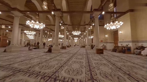 Kedi, sütunların arasından koşarak drone'un üzerine atladı
