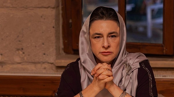 NOW'ın yeni dizisi Anne Yarısı'nda Meryem karakterine hayat veren Esra Dermancıoğlu, bu kez oyunculuğuna yönelik şive eleştirilerine verdiği yanıtla gündemde.