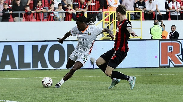 Galatasaray deplasmanında 2-2 ile başlayan sezon, 6 haftada 7 puanla sürdü