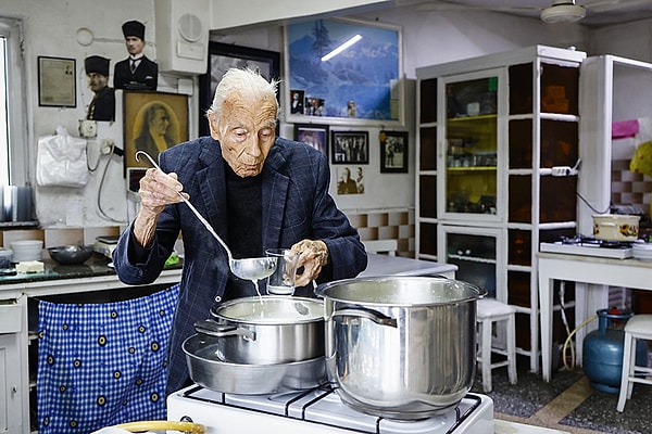 Eşref Amca 16 yaşında dedesinin dükkanında başladı, 80 yıl boyunca aynı kahvaltıyı hazırladı