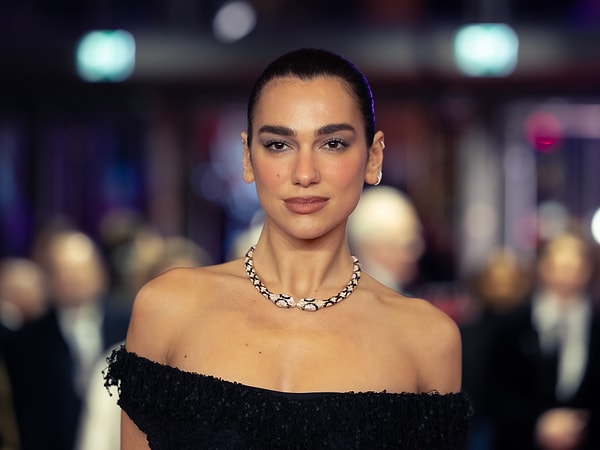 8. Dua Lipa'nın kendi adını taşıyan ilk stüdyo albümü Dua Lipa hangi yıl yayımlandı?