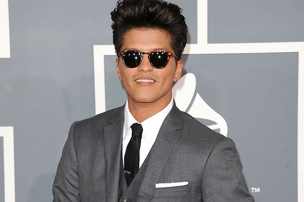 9. Bruno Mars'ın Doo-Wops & Hooligans isimli ilk albümü hangi yıl çıktı?