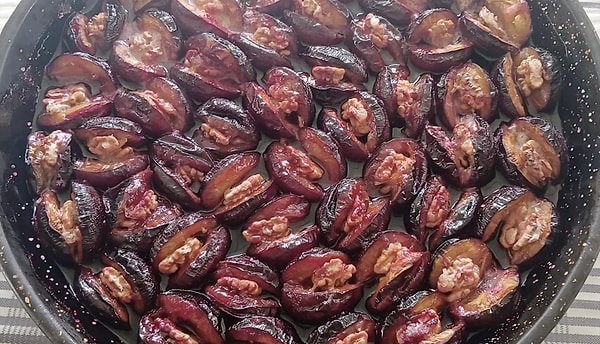 Ceviz dolgulu erikler fırından çıkıp kendi suyuyla kavanoza giriyor
