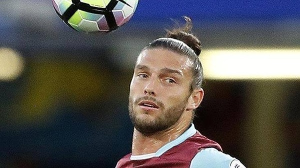 Uyanır uyanmaz saldırganı evden atan Carroll, adam geri girmeye çalışınca ona yumruk attı.