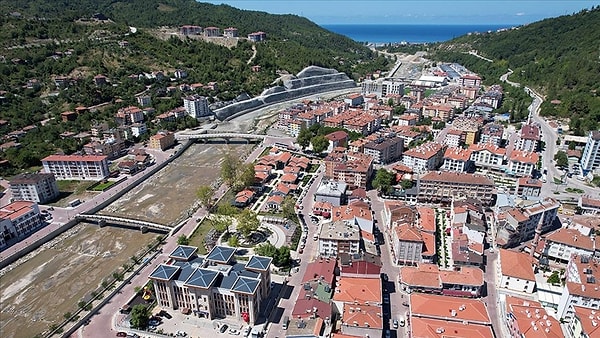 İlçe yeniden ayağa kalktı; gömülü ev ise artık fotoğrafı çekilen bir hatıraya dönüştü.