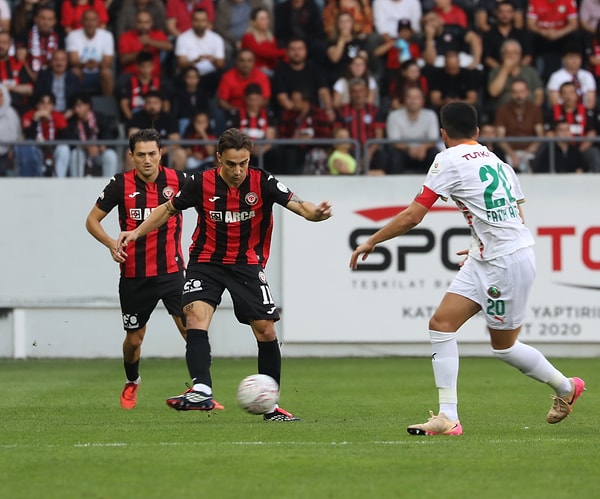 Beşiktaş'a 6-2 yenilip Samsunspor'u deplasmanda 5-1 deviren kırmızı-siyahlılar inişli çıkışlı bir başlangıç yaptı.