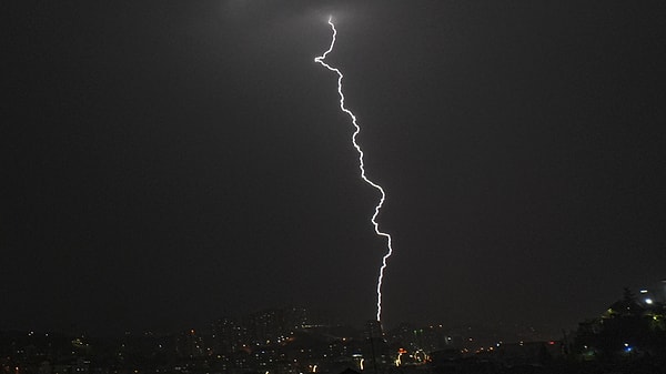 İstanbul'da hafta sonu gök gürültülü sağanak var, pazardan itibaren 3-4 derecelik düşüş hissedilecek.