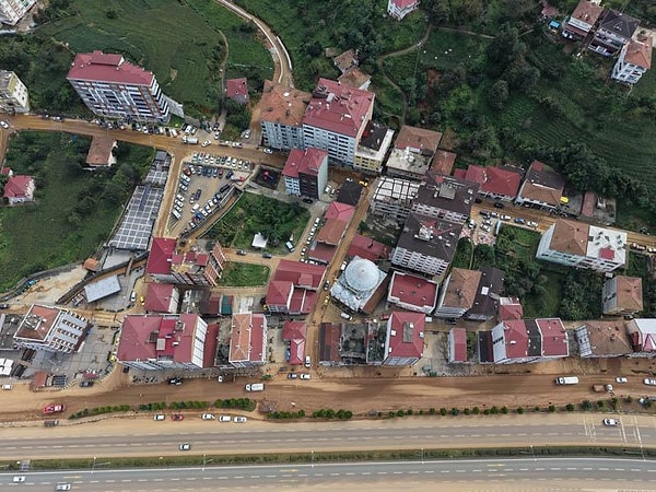 Marmara ve Karadeniz'de kuvvetli yağış ihtimali var; Rize'de geçen haftaki selin faturası 1 milyar lirayı aştı.