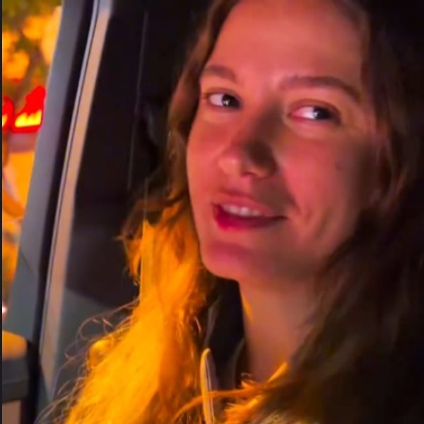 Sıfır makyaj, filtresiz ve olabilecek en doğal haliyle kameraya takılan Serenay Sarıkaya'nın güzelliği yine kendine hayran bıraktı!
