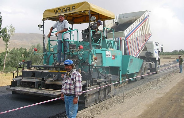 The mixture also contains 25 percent of recycled old asphalt, in addition to plastic.