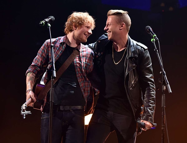 Macklemore'un Ed Sheeran'ın turnesinde iki kelimeyle başlattığı tartışma kısa sürede müzik dünyasının en büyük krizlerinden birine dönüştü!