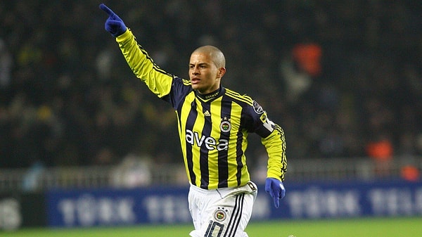 10. Alex de Souza, Fenerbahçe'nin heykeli dikilen efsanesi oldu.