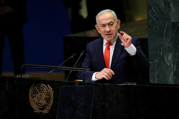 Netanyahu konuşmasını neredeyse boş salonda sürdürdü.