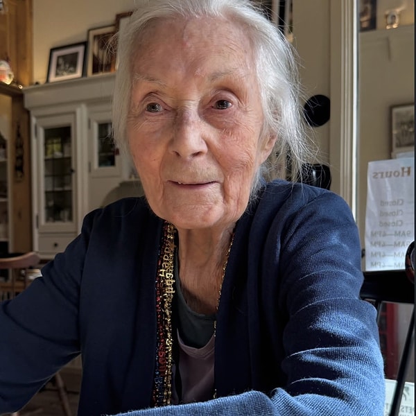 Ve bir neslin hafızasında May Hala olarak yer eden Rosemary Harris geçtiğimiz günlerde tam 99 yaşına girdi!