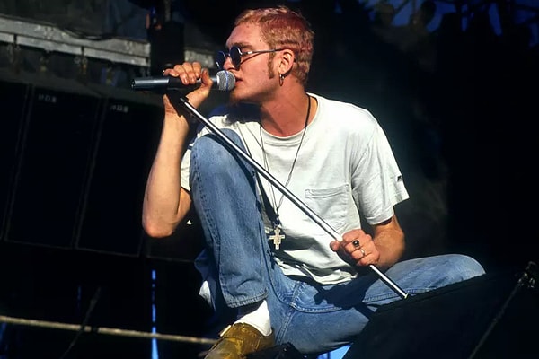 7. Alice in Chains - Layne Staley'nin ölümü.